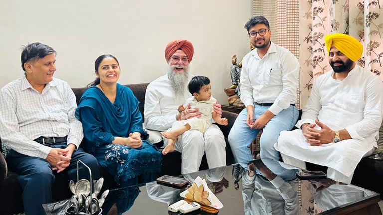 ਸਪੀਕਰ ਸੰਧਵਾਂ ਨੇ UPSC ਦਾ ਵਕਾਰੀ ਇਮਤਿਹਾਨ ਪਾਸ ਕਰਨ ਵਾਲੇ ਲਾਰਸਨ ਸਿੰਗਲਾ ਦੇ ਘਰ ਪਹੁੰਚ ਕੇ ਦਿੱਤੀ ਵਧਾਈ
