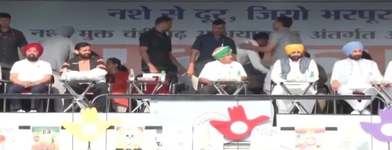 ਪਾਣੀਆਂ ਦੇ ਵਿਵਾਦ ਦੌਰਾਨ ਇੱਕ ‘ਮੰਚ ’ ਉਪਰ ਨਜ਼ਰ ਆਏ ਪੰਜਾਬ ਤੇ ਹਰਿਆਣਾ ਦੇ ਮੁੱਖ ਮੰਤਰੀ