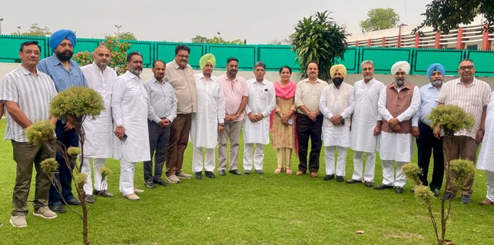 ਪੰਜਾਬ ਦੇ ਵੱਖ-ਵੱਖ ਆਗੂਆਂ ਨੇ ਸੰਸਦ ਮੈਂਬਰ ਮਨੀਸ਼ ਤਿਵਾੜੀ ਨਾਲ ਕੀਤੀ ਮੁਲਾਕਾਤ
