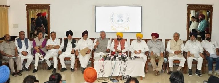 ਮੁੱਖ ਮੰਤਰੀ ਦੀ ਅਗਵਾਈ ਵਿੱਚ ਸਾਰੀਆਂ ਸਿਆਸੀ ਪਾਰਟੀਆਂ ਨੇ ਪੰਜਾਬ ਦੇ ਪਾਣੀਆਂ ਨੂੰ ਬਚਾਉਣ ਲਈ ਇਕਜੁੱਟਤਾ ਦੀ ਵਿਲੱਖਣ ਮਿਸਾਲ ਕਾਇਮ ਕੀਤੀ