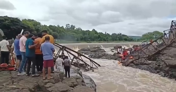 ਨਦੀਂ ਦਾ ਪੁਲ ਢਹਿਣ ਕਾਰਨ 2 ਸੈਲਾਨੀਆਂ ਦੀ ਹੋਈ ਮੌਤ