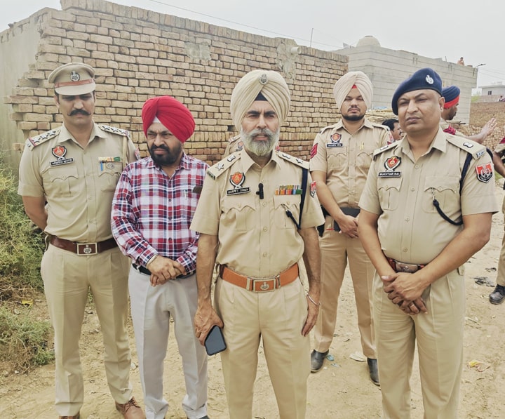 ਫਾਜ਼ਿਲਕਾ ਪੁਲਿਸ ਵੱਲੋ ਅਰਨੀਵਾਲਾ ਵਿਚ ਦੋ ਹੋਰ ਨਸ਼ਾ ਤਸਕਰਾਂ ਦੇ ਘਰ ਨੂੰ ਕੀਤਾ ਗਿਆ ਢਹਿ ਢੇਰੀ