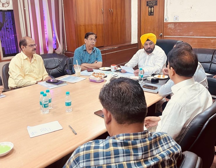 ਹਰਭਜਨ ਸਿੰਘ ਈ.ਟੀ.ਓ. ਵੱਲੋਂ ਲੋਕ ਨਿਰਮਾਣ ਵਿਭਾਗ ਦੇ ਅਧਿਕਾਰੀਆਂ ਨੂੰ ਸੜਕੀ ਬੁਨਿਆਦੀ ਢਾਂਚੇ ਦਾ ਅਧਿਐਨ ਕਰਨ ਲਈ ਵਿਦੇਸ਼ ਭੇਜਣ ਲਈ ਪ੍ਰਸਤਾਵ ਤਿਆਰ ਕਰਨ ਦੇ ਹੁਕਮ