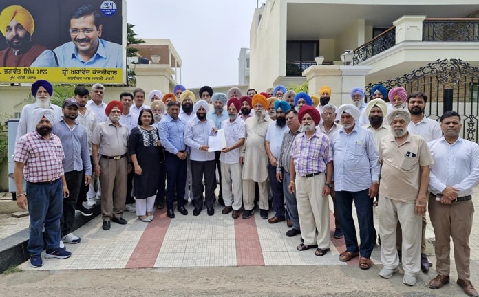 ਮਾਮਲਾ ਗਾਰਬੇਜ ਪਲਾਂਟ ਦਾ,MLA ਕੁਲਵੰਤ ਸਿੰਘ ਵੱਲੋਂ ਫੇਜ਼-11 ਦੀਆਂ ਰੈਜ਼ੀਡੈਂਟ ਵੈਲਫੇਅਰ ਐਸੋਸੀਏਸ਼ਨ ਅਤੇ ਧਾਰਮਿਕ ਸੰਸਥਾਵਾਂ ਦੇ ਨੁਮਾਇੰਦਿਆਂ ਨੂੰ ਸਥਾਈ ਹੱਲ ਦਾ ਭਰੋਸਾ