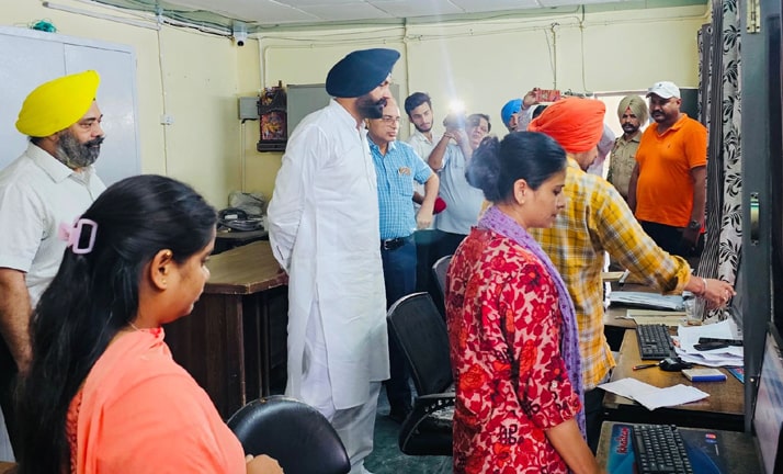 ਲਾਲਜੀਤ ਭੁੱਲਰ ਵੱਲੋਂ ਮੁਹਾਲੀ ਦੇ ਆਰ.ਟੀ.ਓ ਦਫ਼ਤਰ ਅਤੇ ਡਰਾਈਵਿੰਗ ਟੈਸਟ ਟ੍ਰੈਕ ਦੀ ਅਚਨਚੇਤ ਚੈਕਿੰਗ