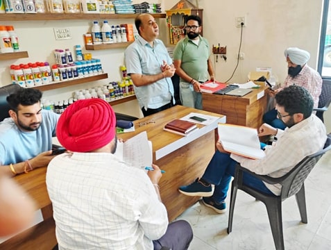 ਖੇਤੀਬਾੜੀ ਮੰਤਰੀ ਦੇ ਹੁਕਮਾਂ ਤਹਿਤ ਉੱਡਣ ਦਸਤੇ ਵੱਲੋਂ ਡੀਲਰਾਂ ਦੀ ਅਚਨਚੇਤ ਚੈਕਿੰਗ