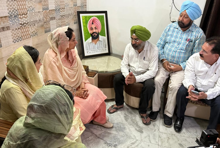 ਹਰਸਿਮਰਤ ਕੌਰ ਬਾਦਲ ਵੱਲੋਂ ਨਰਿੰਦਰਦੀਪ ਦੇ ਪਰਿਵਾਰ ਨਾਲ ਮੁਲਾਕਾਤ,ਹਿਰਾਸਤੀ ਮੌਤ ਦੀ ਨਿਰਪੱਖ ਜਾਂਚ ਮੰਗੀ