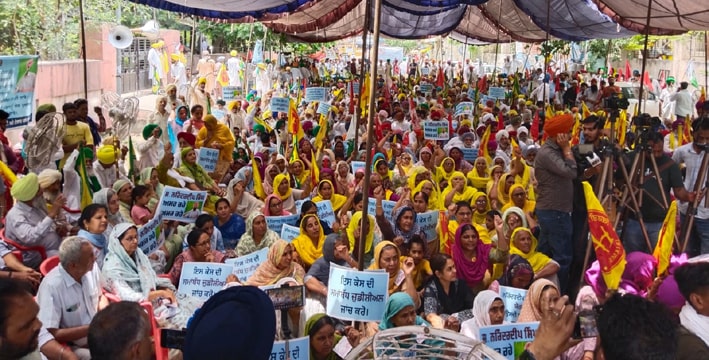 ਨਰਿੰਦਰਦੀਪ ਕਤਲ ਕਾਂਡ; ਐਸ ਐਸ ਪੀ ਦਫਤਰ ਅੱਗੇ ਧਰਨੇ ਚ ਵਹੀਰਾਂ ਘੱਤ ਕੇ ਪਹੁੰਚੇ ਲੋਕ