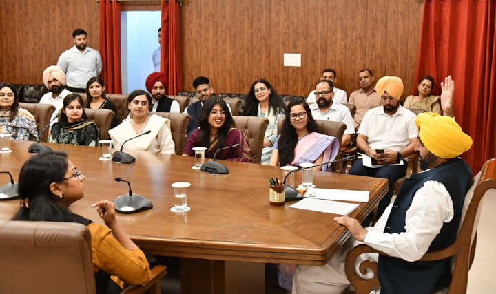 ਮੁੱਖ ਮੰਤਰੀ ਨੇ ਨਵੇਂ ਚੁਣੇ ਗਏ 26 ਯੂਪੀਐਸਸੀ ਅਧਿਕਾਰੀਆਂ ਨੂੰ ਦੇਸ਼ ਭਰ ਵਿੱਚ ਸੂਬੇ ਦੇ ਅਮੀਰ ਸੱਭਿਆਚਾਰ ਅਤੇ ਵਿਰਾਸਤ ਦੇ ਦੂਤ ਬਣਨ ਲਈ ਪ੍ਰੇਰਿਆ