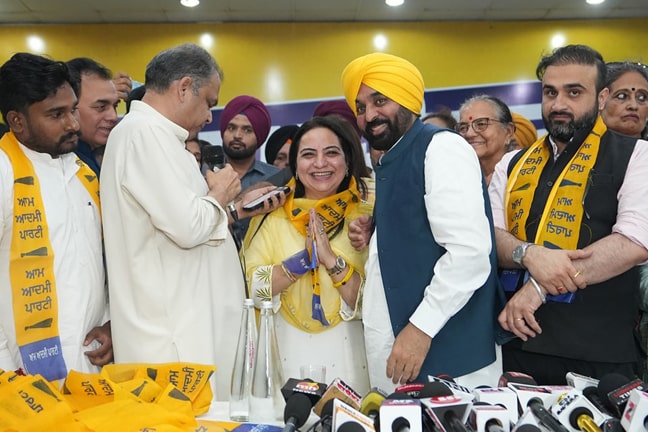 ਲੁਧਿਆਣਾ ’ਚ ਕਾਂਗਰਸ ਨੂੰ ਝਟਕਾ, ਸੀਨੀਅਰ ਆਗੂ ਸਾਥੀਆਂ ਸਹਿਤ ‘ਆਪ’ ਵਿਚ ਹੋਏ ਸ਼ਾਮਲ