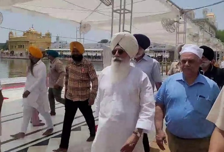 ਡੇਰਾ ਬਿਆਸ ਦੇ ਮੁਖੀ ਬਾਬਾ ਗੁਰਿੰਦਰ ਸਿੰਘ ਹੋਏ ਸ਼੍ਰੀ ਦਰਬਾਰ ਸਾਹਿਬ ਨਤਮਸਤਕ
