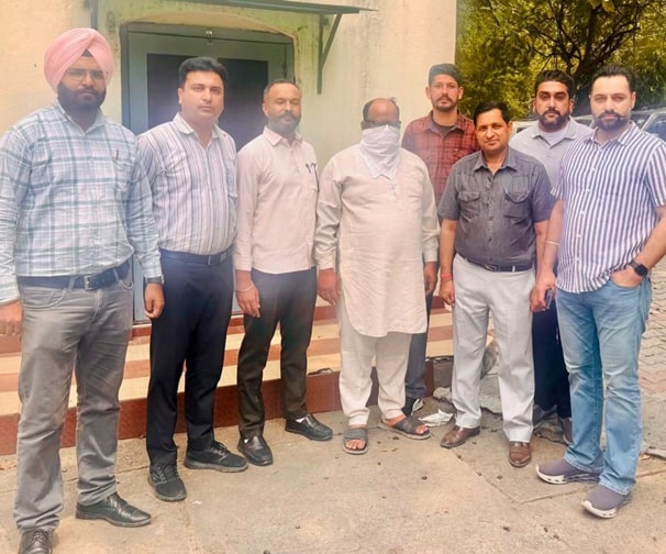 ‘ਮਾਸਟਰ ਜੀ’ ਤੋਂ 20000 ਰੁਪਏ ਰਿਸ਼ਵਤ ਲੈਂਦਾ DEO ਦਫ਼ਤਰ ਦਾ ਕਲਰਕ ਰੰਗੇ ਹੱਥੀਂ ਕਾਬੂ