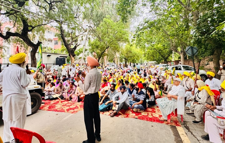 ਆਦਰਸ਼ ਸਕੂਲ ਚਾਉਕੇ ਦੇ ਅਧਿਆਪਕਾਂ ਤੇ ਭਰਾਤਰੀ ਜਥੇਬੰਦੀਆਂ ਨੇ ਡੀ ਸੀ ਦਫ਼ਤਰ ਦੇ ਬਾਹਰ ਦਿੱਤਾ ਧਰਨਾ