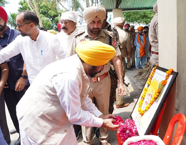 ਮੁੱਖ ਮੰਤਰੀ ਨੇ ਹਜ਼ਾਰਾਂ ਹੋਰ ਲੋਕਾਂ ਨਾਲ ਮਿਲ ਕੇ ਮੈਰਾਥਨ ਦੌੜਾਕ ਫੌਜਾ ਸਿੰਘ ਨੂੰ ਦਿੱਤੀ ਅੰਤਿਮ ਵਿਦਾਈ