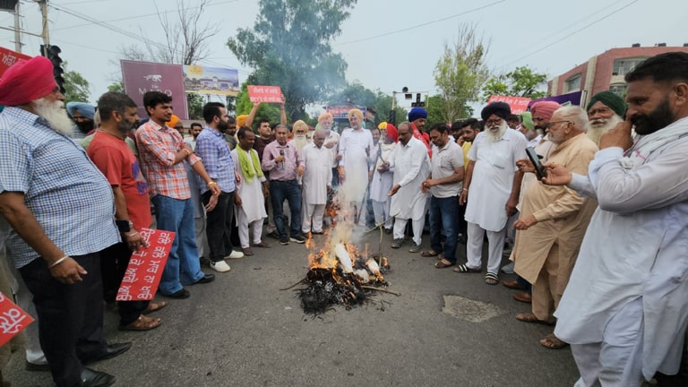 ਬੱਸ ਸਟੈਂਡ ਦੀ ਥਾਂ ਬਦਲੀ ਦੇ ਵਿਰੋਧ ‘ਚ ਰੋਸ਼ ਵਧਿਆ, ਸੰਘਰਸ਼ ਕਮੇਟੀ ਨੇ ਫ਼ੂਕਿਆ ਪੁਤਲਾ