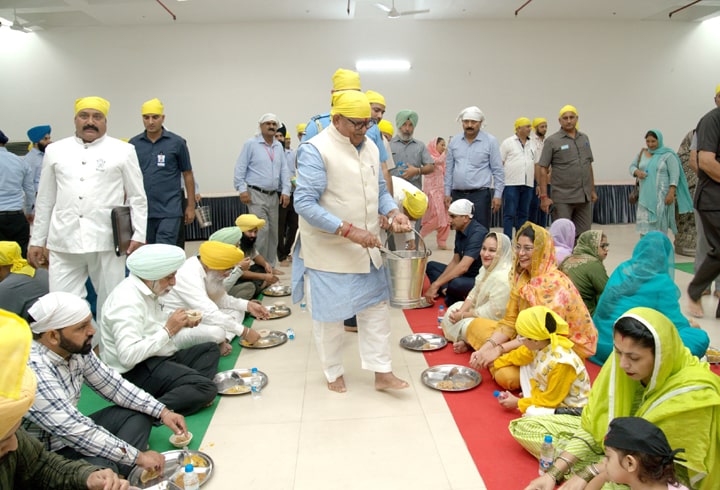 ਪੰਜਾਬ ਰਾਜ ਭਵਨ ਵਿਖੇ ਸ੍ਰੀ ਗੁਰੂ ਤੇਗ ਬਹਾਦਰ ਜੀ ਦੀ 350ਵੀਂ ਸ਼ਹੀਦੀ ਸ਼ਤਾਬਦੀ ਨੂੰ ਸਮਰਪਿਤ ਸ਼ਬਦ ਕੀਰਤਨ ਕਰਵਾਇਆ ਗਿਆ