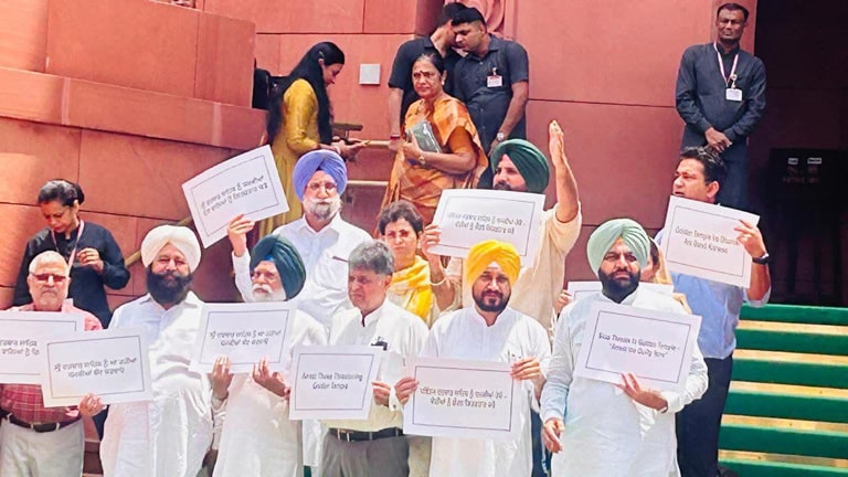 ਕਾਂਗਰਸੀ ਸੰਸਦ ਮੈਂਬਰਾਂ ਵੱਲੋਂ ਸ਼੍ਰੀ ਹਰਿਮੰਦਰ ਸਾਹਿਬ ਨੂੰ ਮਿਲ ਰਹੀਆਂ ਧਮਕੀਆਂ ਵਿਰੁੱਧ ਸੰਸਦ ਦੇ ਬਾਹਰ ਪ੍ਰਦਰਸ਼ਨ