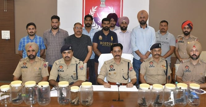 Patiala Police ਦੇ CIA Staff ਵੱਲੋਂ ਗੈਗਸਟਰਾਂ ਦੇ 2 ਨੇੜਲੇ ਸਾਥੀ 10 ਪਿਸਤੌਲਾਂ ਅਤੇ 22 ਰੌਂਦਾ ਸਮੇਤ ਕਾਬੂ