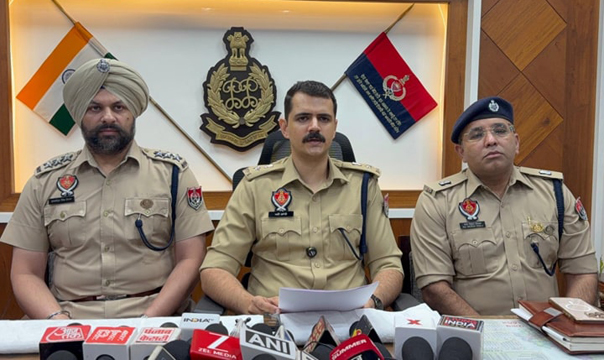 Moga ਦੇ CIA Staff ਵੱਲੋ 4 ਦੇਸੀ ਪਿਸਟਲ ਅਤੇ 8 ਜਿੰਦਾ ਰੋਂਦਾਂ ਸਮੇਤ ਬੰਬੀਹਾਂ ਗੈਂਗ ਦਾ 1 ਗੁਰਗਾ ਕਾਬੂ