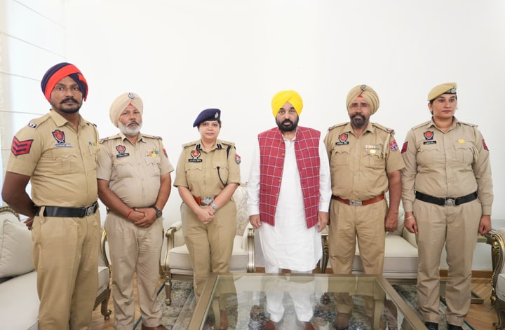 ਭਗਵੰਤ ਸਿੰਘ ਮਾਨ ਵੱਲੋਂ ਬਠਿੰਡਾ ਵਿੱਚ 11 ਅਨਮੋਲ ਜ਼ਿੰਦਗੀਆਂ ਬਚਾਉਣ ਵਾਲੇ ਚਾਰ ਪੁਲਿਸ ਜਵਾਨਾਂ ਲਈ ‘ਮੁੱਖ ਮੰਤਰੀ ਰਕਸ਼ਕ ਪਦਕ’ ਦਾ ਐਲਾਨ
