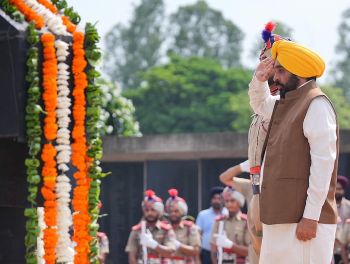 ਮੁੱਖ ਮੰਤਰੀ ਵੱਲੋਂ ਕਾਰਗਿਲ ਵਿਜੇ ਦਿਵਸ ਮੌਕੇ ਸ਼ਹੀਦ ਸੈਨਿਕਾਂ ਨੂੰ ਸ਼ਰਧਾਂਜਲੀ ਭੇਟ