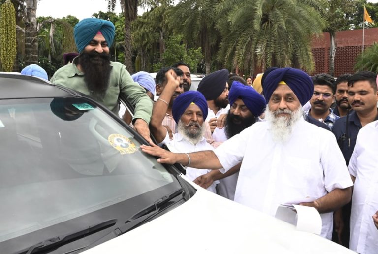 ਸੁਖਬੀਰ ਸਿੰਘ ਬਾਦਲ ਨੇ ‘‘ਮਾਣ ਅਕਾਲੀ ਹੋਣ ’ਤੇ’’ ਮੁਹਿੰਮ ਦੀ ਕੀਤੀ ਸ਼ੁਰੂਆਤ, ਵਰਕਰਾਂ ਦੇ ਵਾਹਨਾਂ ’ਤੇ ਲਗਾਏ ਸਟਿੱਕਰ