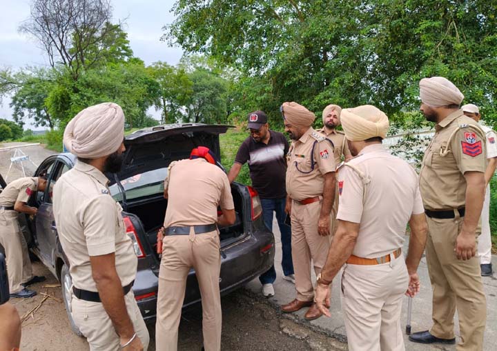 ਉਪਰੇਸ਼ਨ ਸੀਲ 16 ਅਧੀਨ ਜ਼ਿਲ੍ਹੇ ਚ ਹਰਿਆਣਾ ਨਾਲ ਲੱਗਦੀਆਂ ਹੱਦਾਂ ਤੇ ਲਗਾਏ ਇੰਟਰ ਸਟੇਟ ਨਾਕੇ:SSP ਅਮਨੀਤ ਕੌਂਡਲ