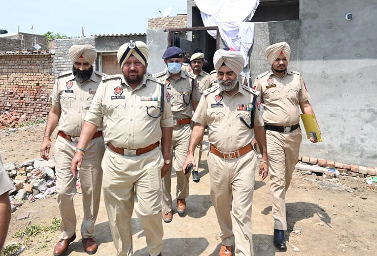 ਯੁੱਧ ਨਸ਼ਿਆਂ ਵਿਰੁੱਧ; ਫਾਜ਼ਿਲਕਾ ਪੁਲਿਸ ਵੱਲੋਂ ਅਬੋਹਰ ਵਿੱਚ CASO ਦੌਰਾਨ ਡਰੱਗ ਹੌਟਸਪੌਟ ਏਰੀਆ ‘ਚ ਛਾਪੇਮਾਰੀ
