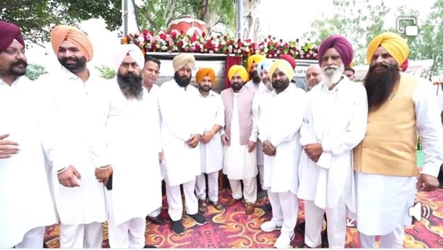 ਮੁੱਖ ਮੰਤਰੀ ਭਗਵੰਤ ਮਾਨ ਨੇ ਸ਼ਹੀਦ ਭਗਤ ਸਿੰਘ ਢਢੋਗਲ ਨੂੰ ਭੇਂਟ ਕੀਤੀ ਸ਼ਰਧਾਂਜਲੀ, ਦੋ ਸੜਕਾਂ ਦੇ ਰੱਖੇ ਨੀਂਹ ਪੱਥਰ