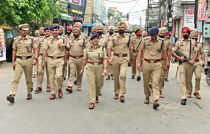 ਜ਼ਿਲ੍ਹੇ ‘ਚ ਅਮਨ-ਕਾਨੂੰਨ ਦੀ ਸਥਿਤੀ ਨੂੰ ਬਰਕਰਾਰ ਰੱਖਣ ਲਈ ਪੁਲਿਸ ਵਲੋਂ ਸ਼ਹਿਰ ‘ਚ ਕੱਢਿਆ ਫਲੈਗ ਮਾਰਚ