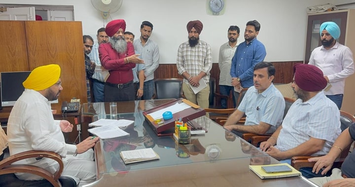 ਹਰਭਜਨ ਸਿੰਘ ਈ ਟੀ ਓ ਵੱਲੋਂ ਲੋਕ ਨਿਰਮਾਣ ਵਿਭਾਗ ਦੇ ਮੋਹਾਲੀ ਵਿਖੇ ਦਫ਼ਤਰਾਂ ਦਾ ਅਚਨਚੇਤ ਦੌਰਾ