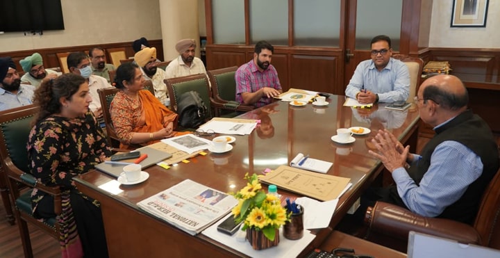 ਬਾਗਬਾਨੀ ਮੰਤਰੀ ਵੱਲੋਂ ਫੁੱਲਾਂ ਦੀ ਖੇਤੀ ਨੂੰ ਉਤਸ਼ਾਹਿਤ ਕਰਨ ਲਈ ਅਧਿਕਾਰੀਆਂ ਨੂੰ ਨਿਰਦੇਸ਼