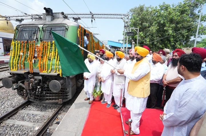 ਮੁੱਖ ਮੰਤਰੀ ਨੇ ਸ੍ਰੀ ਨਾਂਦੇੜ ਸਾਹਿਬ ਲਈ 500 ਮਹਿਲਾ ਸਰਪੰਚਾਂ ਤੇ ਪੰਚਾਂ ਦੇ ਪਹਿਲੇ ਵਫ਼ਦ ਨੂੰ ਲਿਜਾ ਰਹੀ ਟ੍ਰੇਨ ਨੂੰ ਝੰਡੀ ਵਿਖਾ ਕੇ ਰਵਾਨਾ ਕੀਤਾ