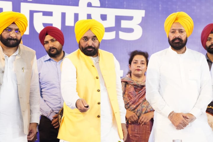 ਮੁੱਖ ਮੰਤਰੀ ਨੇ ਸੂਬੇ ਵਿੱਚ 125 ਕਰੋੜ ਰੁਪਏ ਦੀ ਲਾਗਤ ਨਾਲ ਬਣਨ ਵਾਲੇ 500 ਆਧੁਨਿਕ ਪੰਚਾਇਤ ਘਰਾਂ ਅਤੇ ਆਮ ਸੇਵਾ ਕੇਂਦਰਾਂ ਦਾ ਨੀਂਹ ਪੱਥਰ ਰੱਖਿਆ