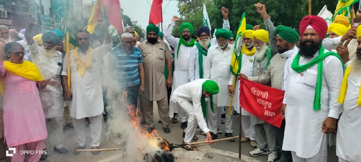 ਕਿਸਾਨਾਂ ਨੇ ਬਠਿੰਡਾ ‘ਚ ਫ਼ੂਕੇ ਮੋਦੀ ਤੇ ਟਰੰਪ ਦੇ ਪੁਤਲੇ, ਵਪਾਰ ਮੁਕਤ ਸਮਝੋਤਾ ਨਾਂ ਕਰਨ ਦਾ ਦਿੱਤਾ ਹੋਕਾ