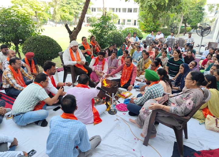 DAV College Bathinda ਵਿਖੇ ਵਿੱਦਿਅਕ ਸੈਸ਼ਨ ਦੇ ਆਰੰਭ ਵਿੱਚ ਹਵਨ ਯੱਗ ਕਰਵਾਇਆ