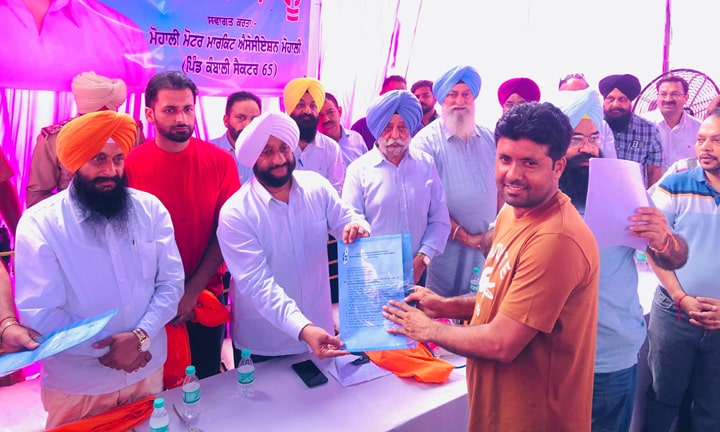 ਵਿਧਾਇਕ ਕੁਲਵੰਤ ਸਿੰਘ ਨੇ ਮੋਟਰ ਮਾਰਕੀਟ ਸੈਕਟਰ 65, ਕੰਬਾਲੀ ਦੇ ਅਲਾਟੀਆਂ ਨੂੰ ਅਲਾਟਮੈਂਟ ਪੱਤਰ ਸੌਂਪੇ