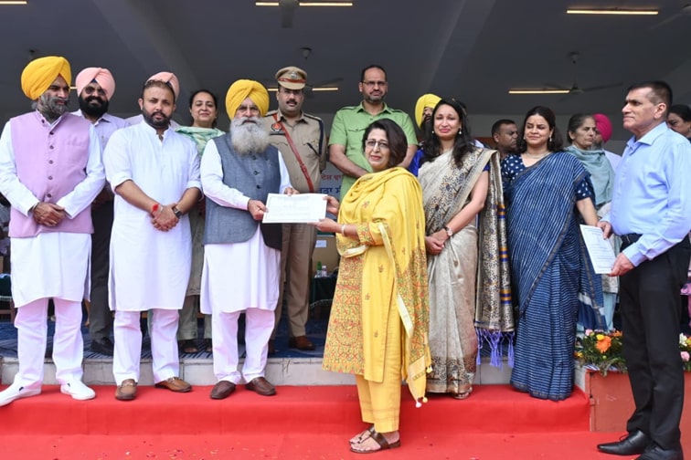 Mohali News: ਖੇਤੀਬਾੜੀ ਮੰਤਰੀ ਗੁਰਮੀਤ ਸਿੰਘ ਖੁੱਡੀਆਂ ਨੇ ਮੋਹਾਲੀ ਵਿੱਚ ਤਿਰੰਗਾ ਲਹਿਰਾਇਆ