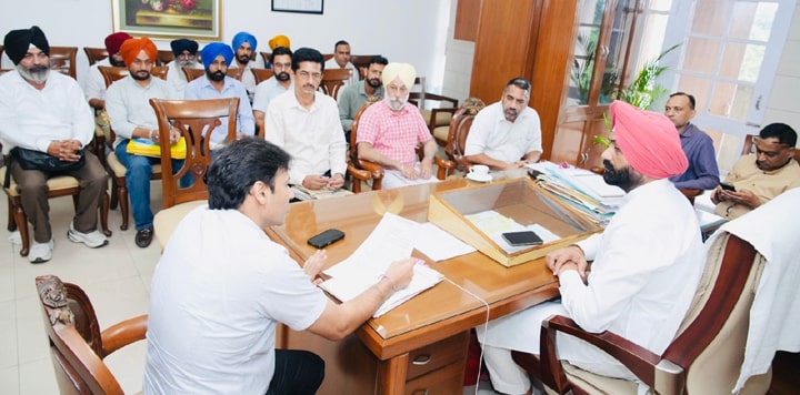 ਲਾਲਜੀਤ ਸਿੰਘ ਭੁੱਲਰ ਵੱਲੋਂ ਟਰਾਂਸਪੋਰਟ ਯੂਨੀਅਨਾਂ ਨਾਲ ਮੀਟਿੰਗ