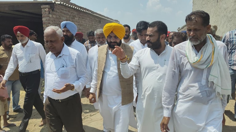 ਕੈਬਨਿਟ ਮੰਤਰੀ ਬਰਿੰਦਰ ਕੁਮਾਰ ਗੋਇਲ ਅਤੇ ਤਰੁਨਪ੍ਰੀਤ ਸਿੰਘ ਸੌਂਦ ਵੱਲੋਂ ਜ਼ਿਲ੍ਹਾ ਫ਼ਾਜ਼ਿਲਕਾ ਦੇ ਸਰਹੱਦੀ ਪਿੰਡਾਂ ਦਾ ਦੌਰਾ