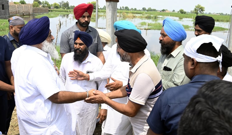 flood issue ;ਅਬੋਹਰ ਤੇ ਬੱਲੂਆਣਾ ਵਿਚ ਹੜ੍ਹਾਂ ਕਾਰਨ ਕਿੰਨੂ ਉਤਪਾਦਕਾਂ ਨੂੰ ਹੋਏ ਬਾਗਾਂ ਦੇ ਨੁਕਸਾਨ ਲਈ 1 ਲੱਖ ਰੁਪਏ ਪ੍ਰਤੀ ਏਕੜ ਮੁਆਵਜ਼ਾ ਦਿੱਤਾ ਜਾਵੇ: ਸੁਖਬੀਰ ਸਿੰਘ ਬਾਦਲ