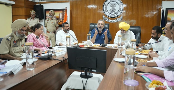 ਸਿਹਤ ਮੰਤਰੀ ਅਤੇ ਖੇਤੀਬਾੜੀ ਮੰਤਰੀ ਵੱਲੋਂ ਫਾਜ਼ਿਲਕਾ ਜ਼ਿਲ੍ਹੇ ਵਿੱਚ ਹੜ ਪ੍ਰਬੰਧਾਂ ਦੀ ਸਮੀਖਿਆ ਬੈਠਕ