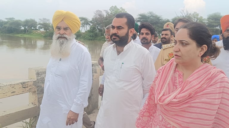 ਖੇਤੀਬਾੜੀ ਮੰਤਰੀ ਗੁਰਮੀਤ ਸਿੰਘ ਖੁਡੀਆਂ ਹੜ ਪ੍ਰਭਾਵਿਤ ਸਰਹੱਦੀ ਪਿੰਡਾਂ ਵਿੱਚ ਪਹੁੰਚੇ
