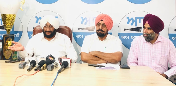 ਪੰਜਾਬ ਦੇ 55 ਲੱਖ ਲੋੜਵੰਦ ਲੋਕਾਂ ਦੇ ਮੁਫ਼ਤ ਰਾਸ਼ਨ ਨੂੰ ਬੰਦ ਕਰਨ ਦੀਆਂ ਭਾਜਪਾ ਦੀਆਂ ਚਾਲਾਂ ਨੂੰ ਸਫ਼ਲ ਨਹੀਂ ਹੋਣ ਦੇਵਾਂਗੇ :MLA ਕੁਲਵੰਤ ਸਿੰਘ/ਕੁਲਜੀਤ ਸਿੰਘ ਰੰਧਾਵਾ