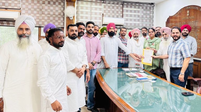 ਮਨੀਸ਼ ਸਸੋਦੀਆ ਵਿਰੁਧ ਕਾਰਵਾਈ ਦੀ ਮੰਗ ਨੂੰ ਲੈ ਕੇ ਖੁਸਬਾਜ਼ ਜਟਾਣਾ ਦੀ ਅਗਵਾਈ ਹੇਠ ਕਾਂਗਰਸੀਆਂ ਨੇ ਡੀਸੀ ਨੂੰ ਦਿੱਤਾ ਮੰਗ ਪੱਤਰ