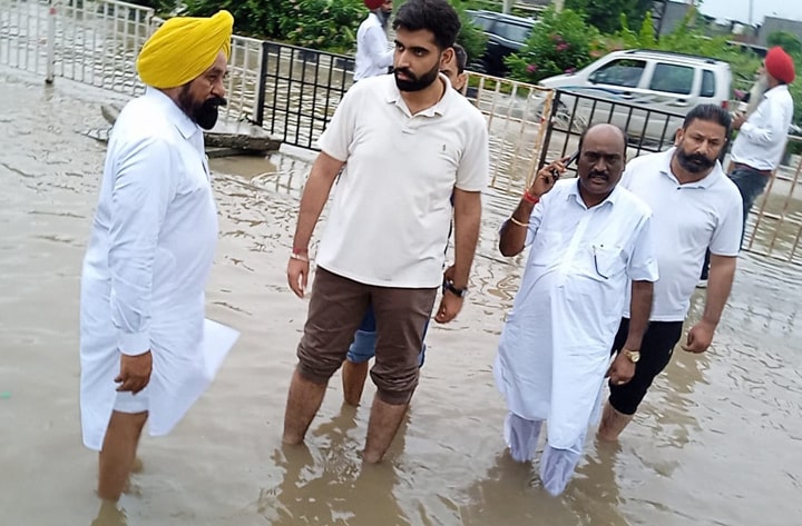 ਬਰਸਾਤੀ ਪਾਣੀ ਨਾਲ ਭਰੀ ਸੜਕ ‘ਤੇ ਉਤਰੇ ਮੇਅਰ ਪਦਮਜੀਤ ਸਿੰਘ ਮਹਿਤਾ