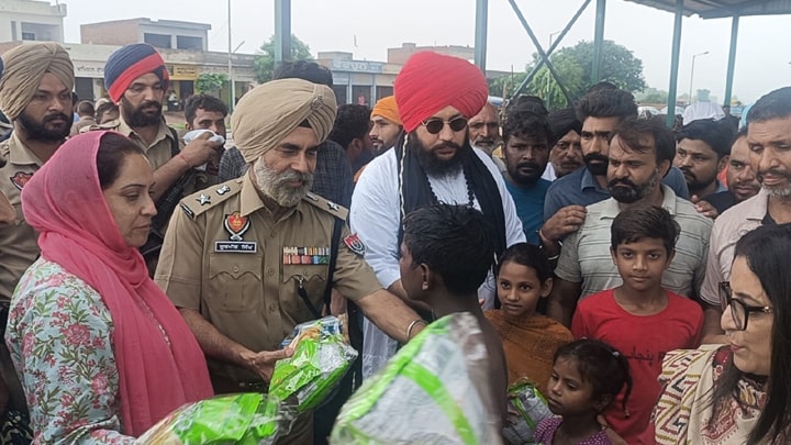 ਰਾਹਤ ਕੈਂਪਾਂ ਵਿੱਚ ਪਹੁੰਚ ਕੇ ਡਿਪਟੀ ਕਮਿਸ਼ਨਰ ਤੇ ਐਸਐਸਪੀ ਖੁਦ ਵੰਡ ਰਹੇ ਹਨ ਲੋਕਾਂ ਨੂੰ ਰਾਹਤ ਸਮੱਗਰੀ