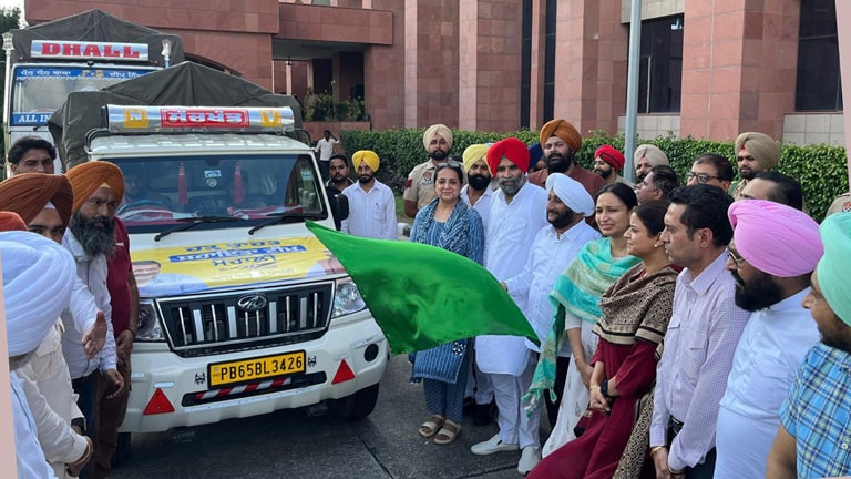 MLA Kulwant Singh ਨੇ ਮੋਹਾਲੀ ਤੋਂ ਹੜ੍ਹ ਪ੍ਰਭਾਵਿਤ ਸਰਹੱਦੀ ਖੇਤਰਾਂ ਲਈ ਰਾਹਤ ਸਮੱਗਰੀ ਕੀਤੀ ਰਵਾਨਾ