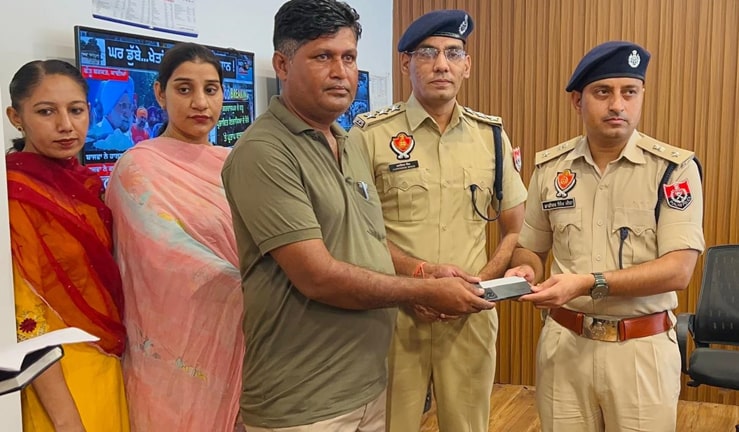 ਮਾਨਸਾ ਪੁਲਿਸ ਵੱਲੋ CEIR ਪੋਰਟਲ ਦੀ ਮੱਦਦ ਨਾਲ ਗੁੰਮ ਹੋਏ 50 ਮੋਬਾਇਲ ਫੋਨ ਬਰਾਮਦ ਕਰਵਾਕੇ ਮਾਲਕਾਂ ਦੇ ਕੀਤੇ ਹਵਾਲੇ