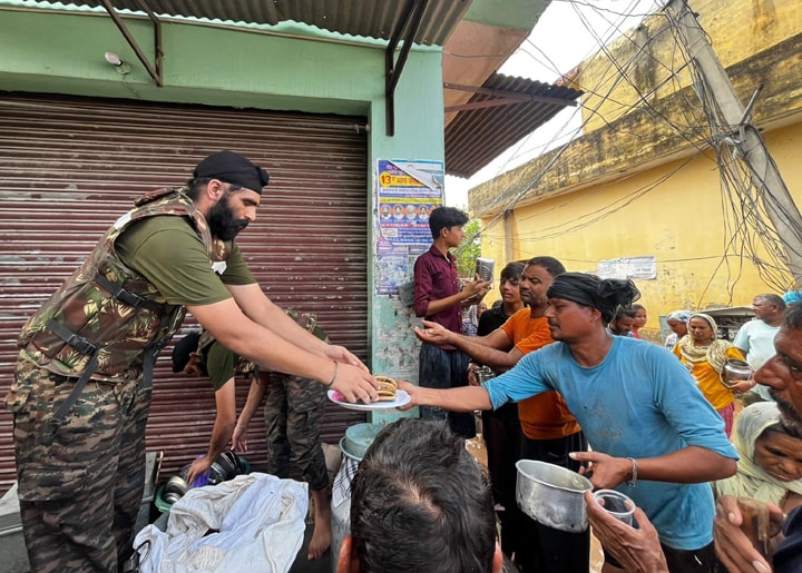 Punjab Police, NDRF, SDRF and Indian Army ਦੀਆਂ ਟੀਮਾਂ ਹੜ੍ਹ ਪ੍ਰਭਾਵਿਤ ਇਲਾਕਿਆਂ ਵਿੱਚ ਮਿਲ ਕੇ ਕੰਮ ਕਰ ਰਹੀਆਂ; 7600 ਤੋਂ ਵੱਧ ਲੋਕਾਂ ਨੂੰ ਸੁਰੱਖਿਅਤ ਬਾਹਰ ਕੱਢਿਆ
